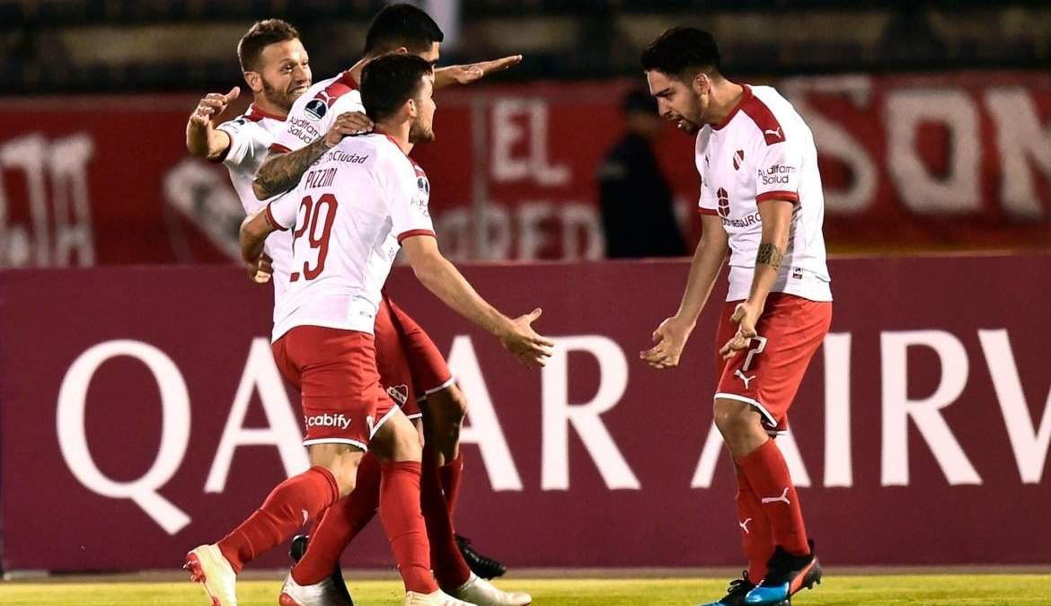 Pizzini en busca del abrazo de Benítez. Fuente (Instagram)