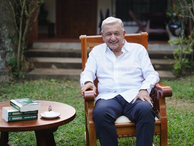 AMLO reaparece para presentar su nuevo libro “Grandeza” (Video)