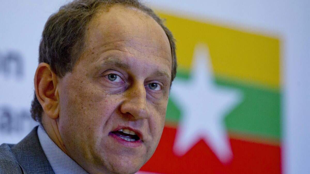 El jefe de la Misión de Observación Electoral de la Unión Europea para Myanmar Alexander Graf Lambsdorff en Yangon, Myanmar