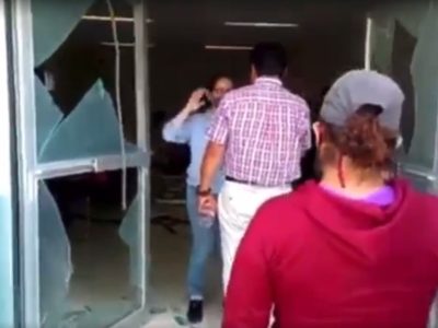 Campesinos y maestros retienen a médico y funcionario del IMSS; los acusan de negligencia