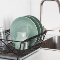 Sin fregar y en minutos: el truco para dejar tu viejo escurridor de platos libre de moho y sarro