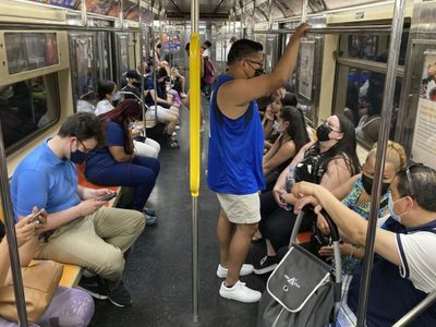 Nueva York retira orden de vacunación covid para empleados privados
