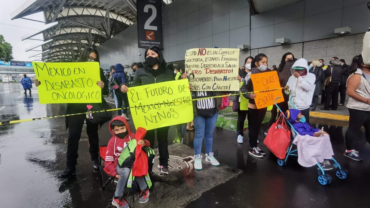 Protesta de padres de niños con cáncer en la Terminal 1 del AICM