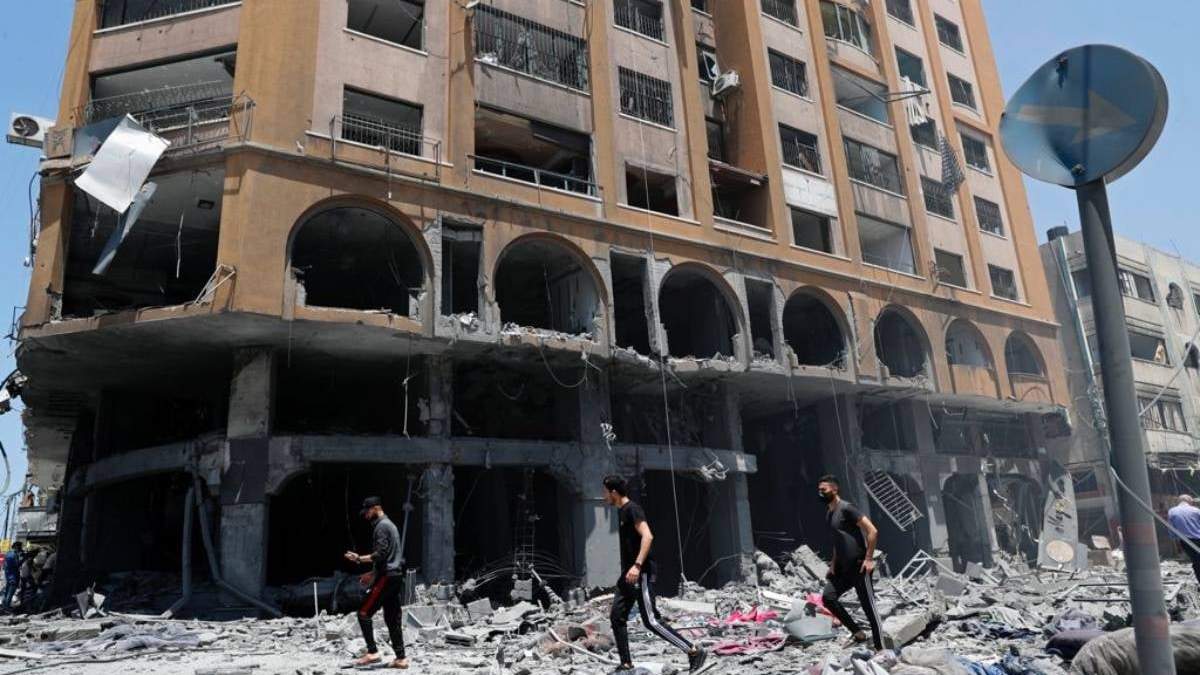 Un edificio de la ciudad de Gaza atacado por Israel