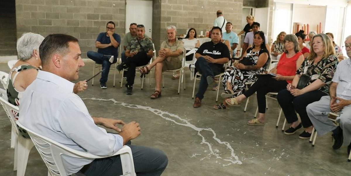 Matías Nicolini con representantes vecinales de la capital. Fuente: (Neuquén al Instante).