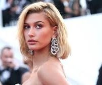 ¡Muy pequeño! Hailey Baldwin celebró el año nuevo con un bikini apretado