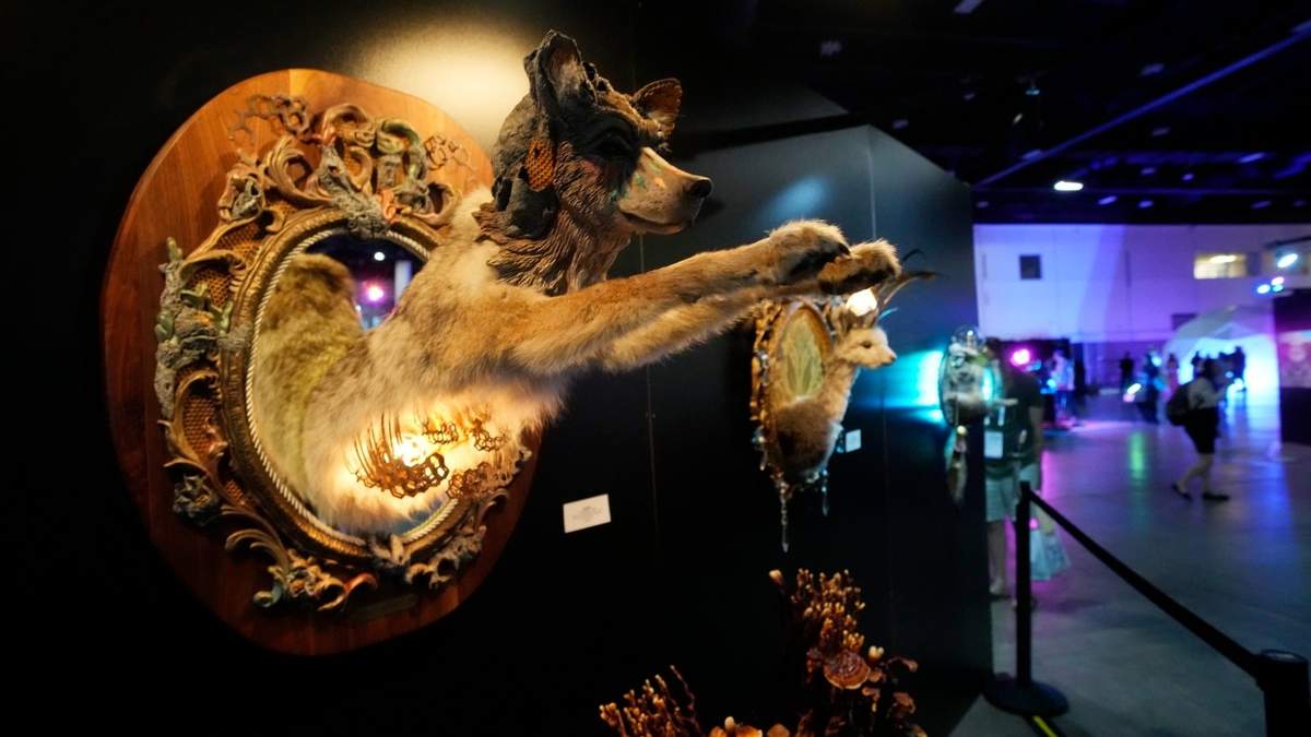 Una obra de arte en una exhibición de la conferencia de Ciencia Alucinógena en el Centro de Convenciones de Colorado