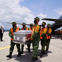 Tercer avión llega a México con los cuerpos de siete migrantes muertos en tráiler de Texas