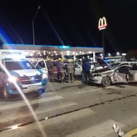 Un intento por cruzar la Avenida Mosconi ocasionó un múltiple choque con dos personas heridas