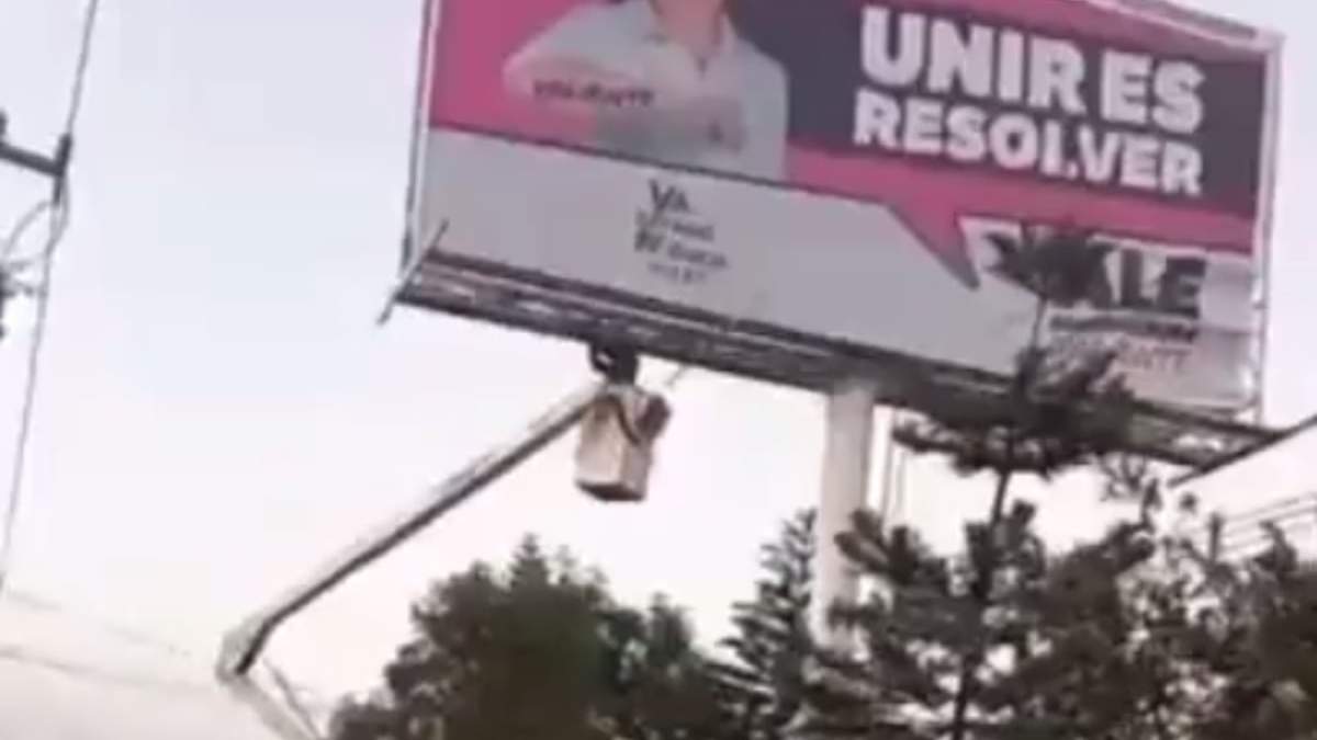 Un espectacular retirado en Chimalhuacán