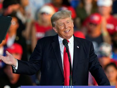 Trump vuelve a la escena política con un multitudinario mitin en la ciudad de Ohio