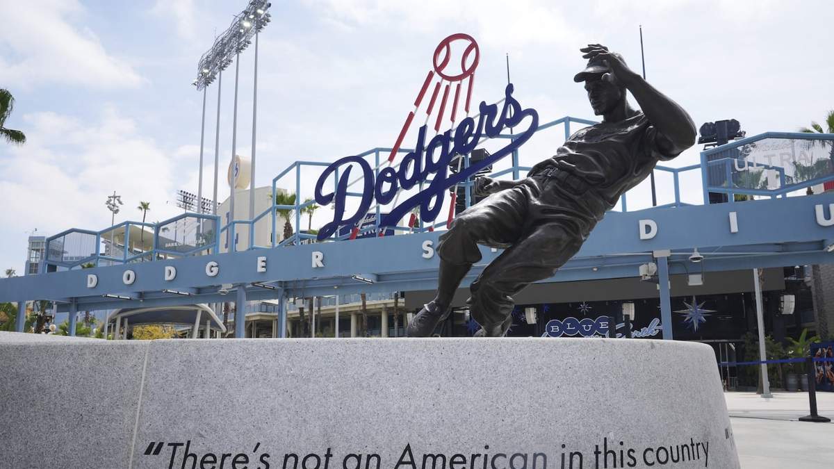 La estatua de Jackie Robinson afuera del estadio de los Dodgers