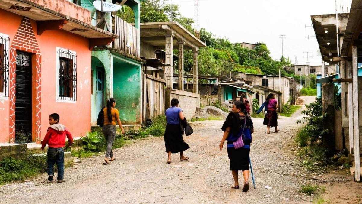 Indígenas chiapanecos regresan a sus hogares después de haber sido atacadas por sicarios