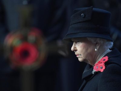 Conmoción en Buckingham: "No es el padre del hijo de la Reina Isabel"