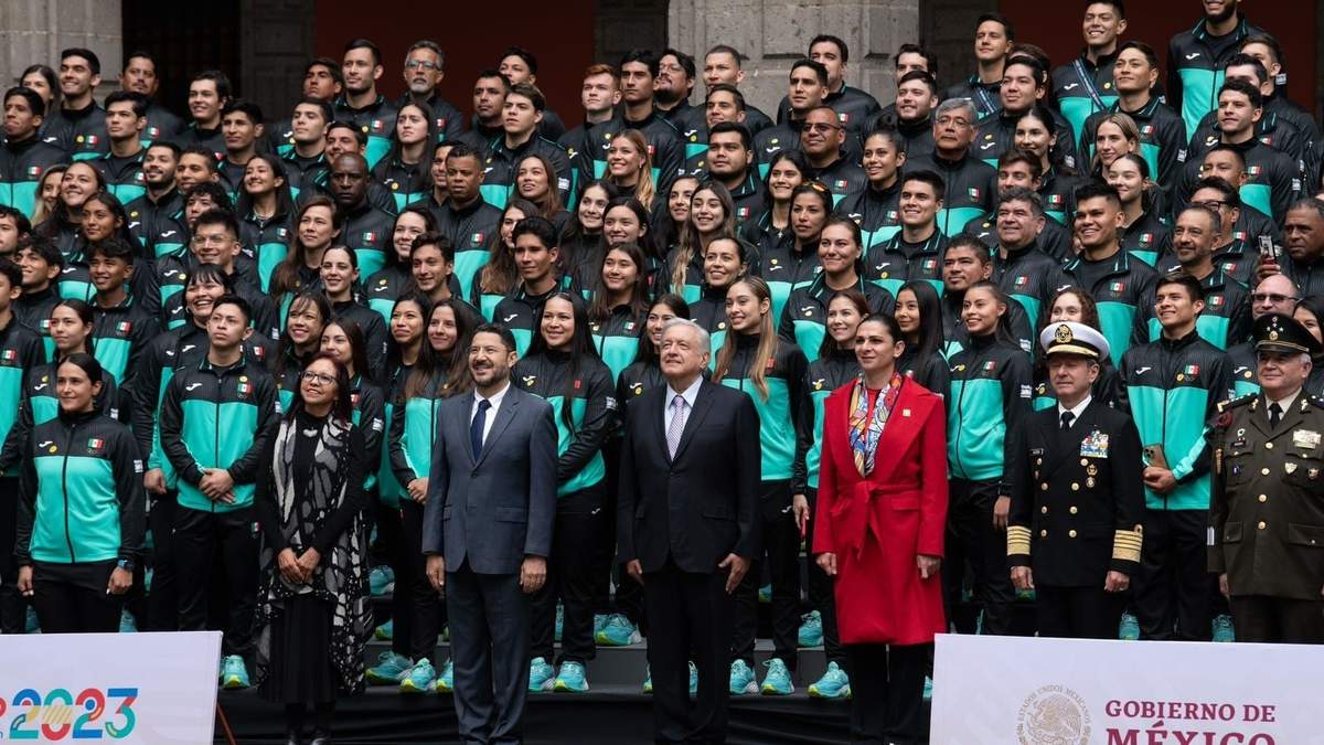 El presidente en la ceremonia de abanderamiento de la delegación que acudirá a los Juegos Panamericanos de Santiago 2023