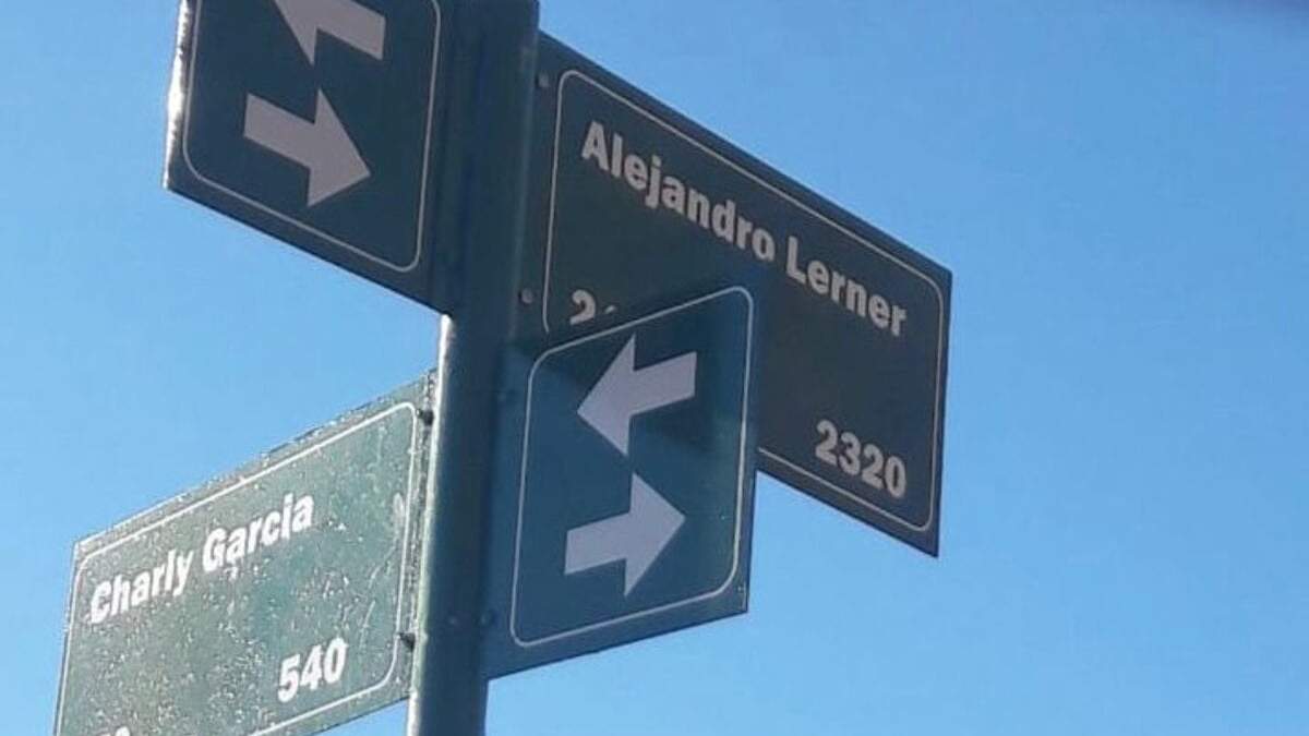 Esquina Alejandro Lerner y Charly García en Plottier. Fuente: (Twitter)