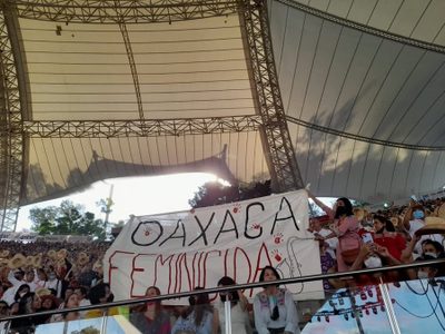 La saxofonista María Elena Ríos fue desalojada de la Guelaguetza tras protestar contra feminicidas
