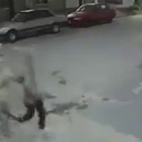 Hombre atrapa a ladrón, lo golpea con un machete y lo pone de rodillas frente a una cámara de seguridad
