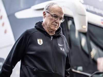 Nueva polémica en Uruguay: Marcelo Bielsa habría firmado su contrato incumpliendo las normativas