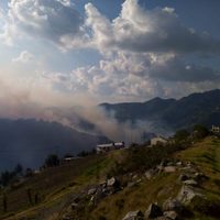 Por incendio forestal, suspenden clases presenciales y evacúan localidades en Zacatlán (Video)
