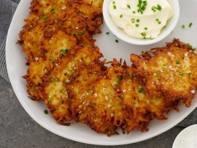 Latkes de papa: llevá a otro nivel tus picadas con esta receta fácil de hacer de un clásico de la cocina judía