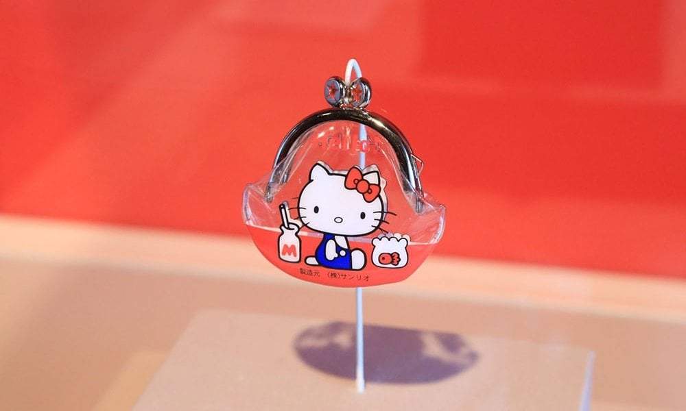 Primer producto en el que apareció Hello Kitty, un monedero en 1974.