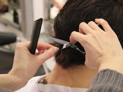 Peluqueros de Zapala solidarios: donaron cortes de cabello