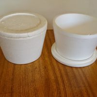 Con un envase de telgopor vacío y un retazo de madera, creá este portarrepasador súper útil para no ensuciar tu cocina