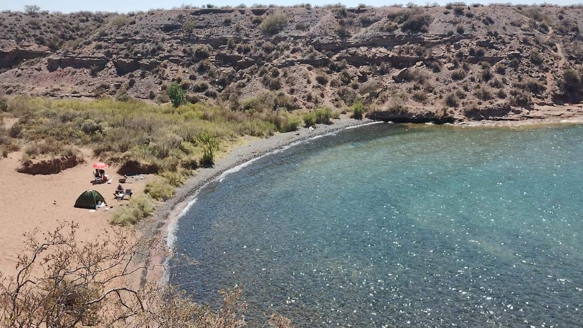 Turistas pasan la tarde en la costa del Mari Menuco y dejan sus rediduos. Fuente: (Facebook)