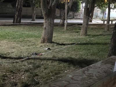 Apuñalado en riña callejera en Centenario: un herido y el agresor prófugo