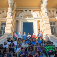 En Mérida, integrantes de la comunidad LGBT+ realizan "besatón" en el Palacio de Cantón