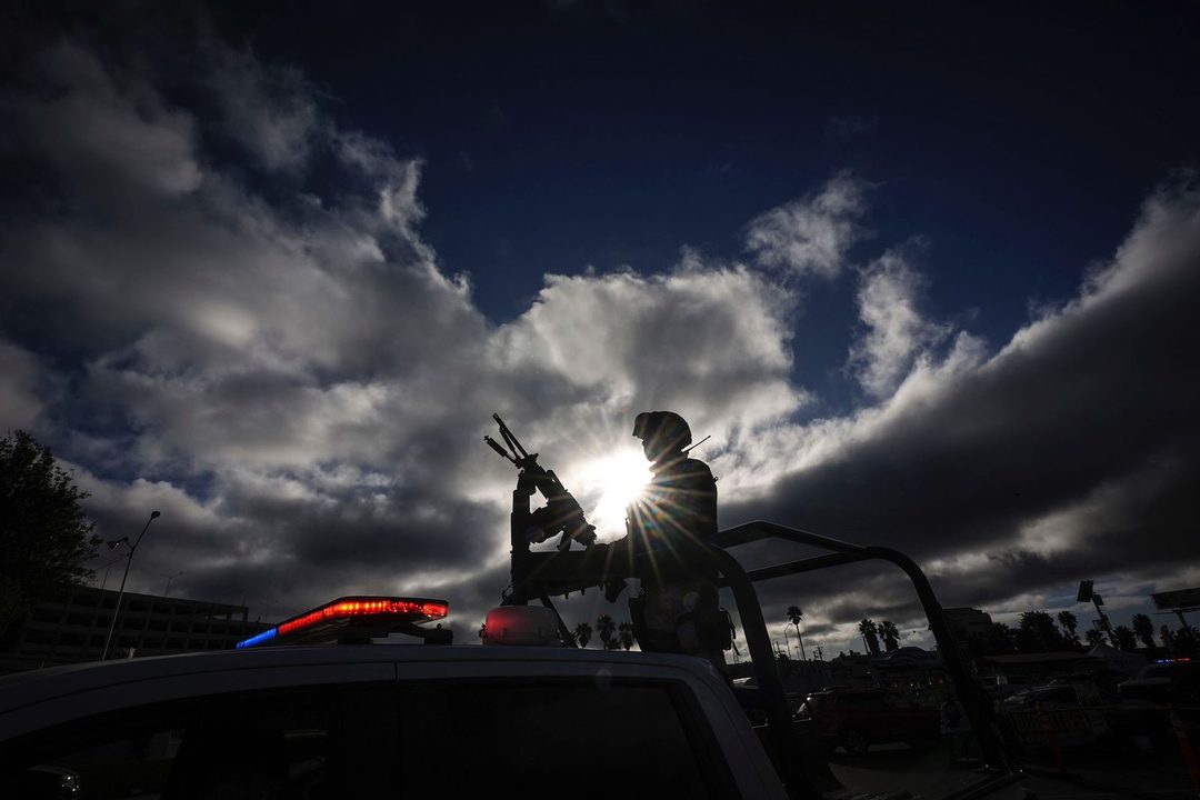 Una patrulla de la Guardia Nacional en el cruce fronterizo de Tijuana, México. Foto Gregory Bull AP