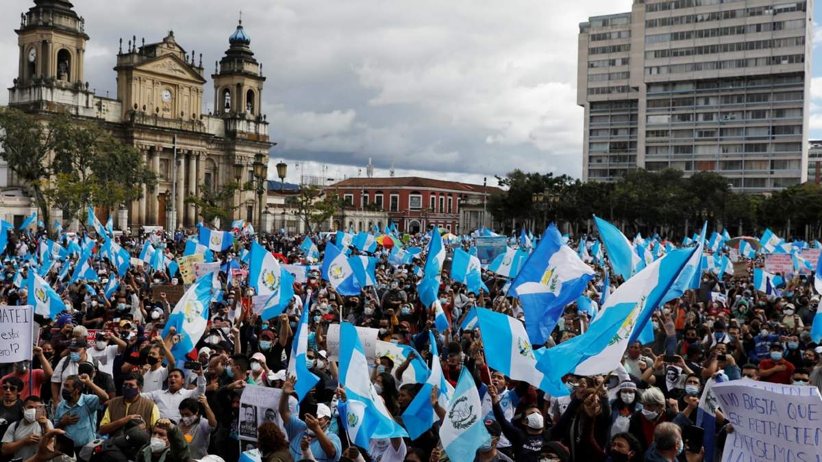 En las afueras del antiguo palacio de Gobierno, la protesta fue pacífica. Fuente: (Twitter)