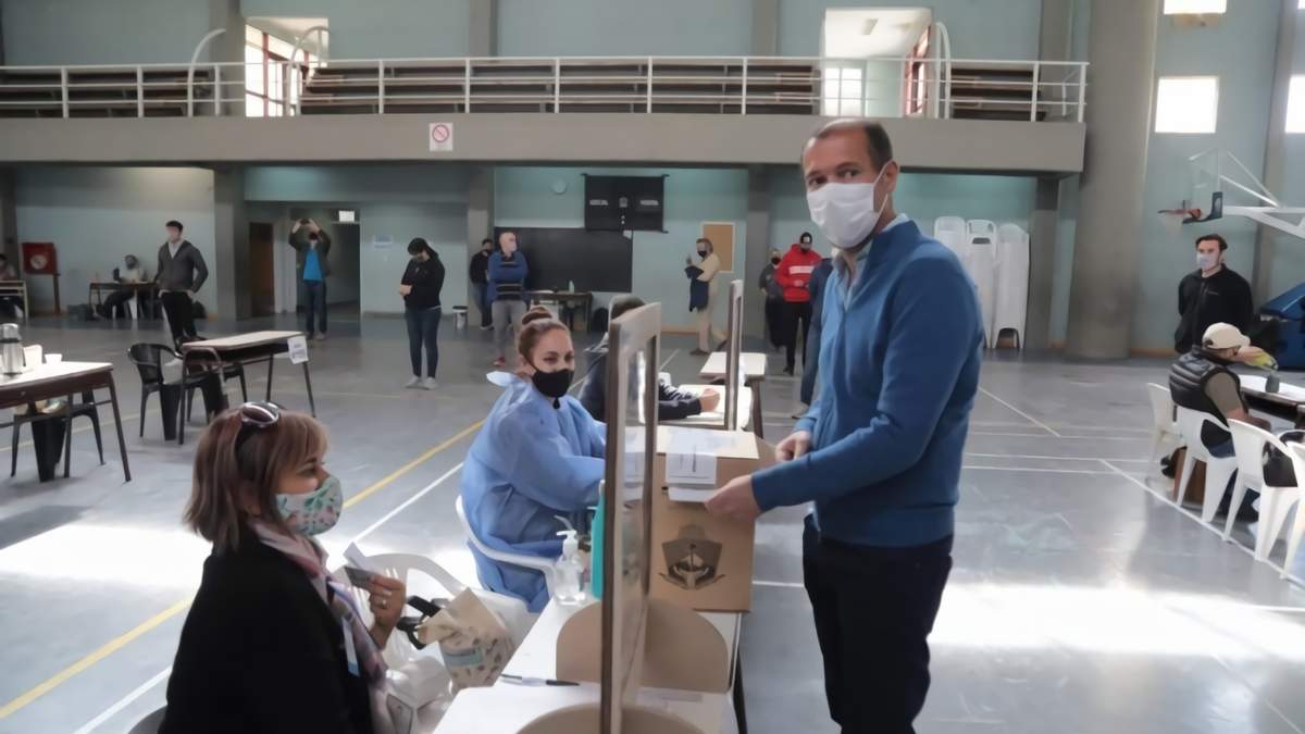 Votó Omar Gutiérrez en Neuquén Capital. Fuente: (Twitter)