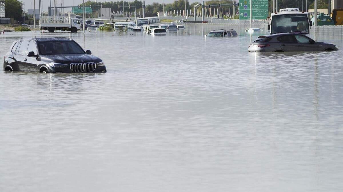 Vehículos abandonados en un tramo inundado de una importante calle en Dubái, Emiratos Árabes Unidos