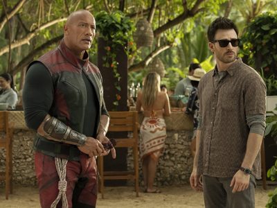“Código: traje rojo” de Dwayne Johnson lidera la taquilla... pero no es el regalo prometido