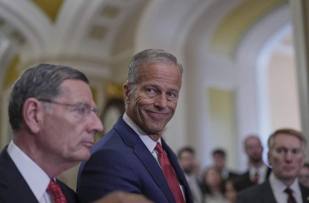 El líder de la mayoría en el Senado, el republicano John Thune, acompañado por el jefe de la bancada republicana en el Senado, John Barrasso, habla con la prensa después de una reunión privada del partido en el Capitolio, el martes 17 de junio de 2025, en Washington D.C.