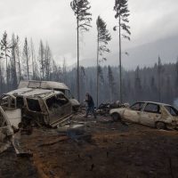 Solidaridad en Las Golondrinas: reconstruyen el taller mecánico arrasado por el fuego