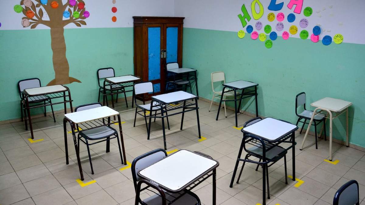 Aula adaptada a las medidas protocolares. Fuente: (Instagram)