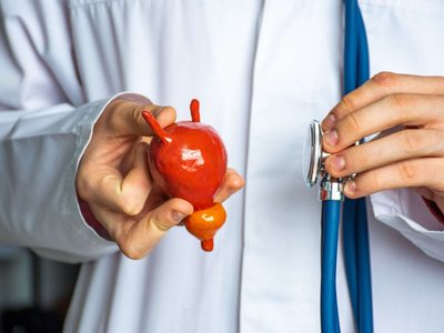 Urólogo señala que el tabaco es la principal causa del cáncer de vejiga: "Es enfermedad prevenible"