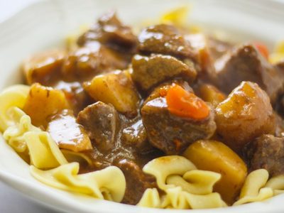 Simple, económico y todos lo aman: la receta del mejor guiso de fideos que siempre te va a salvar