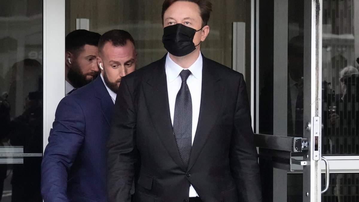 Elon Musk sale de un tribunal federal en San Francisco