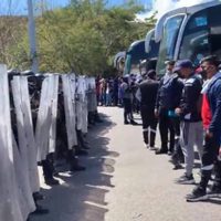 Guardia Nacional impide bloqueo de normalistas de Ayotzinapa y éstos le lanzan un tráiler (Video)