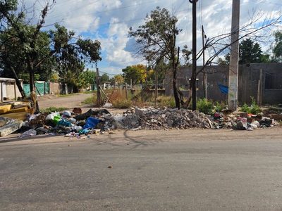 Vecinos denuncian focos de escombros y basura en barrios de Perdriel