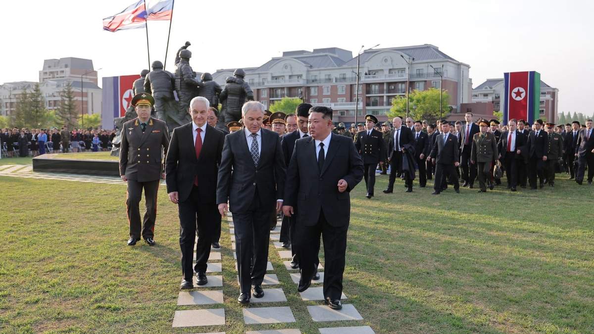 Kim Jong Un, el presidente del Parlamento ruso Vyacheslav Volodin y el ministro de Defensa ruso Andrei Beloussov