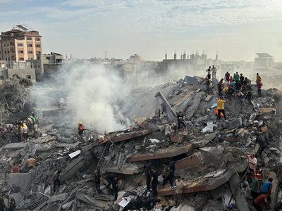 Israel bombardea edificios residenciales en campamento de refugiados en Gaza