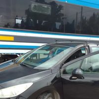 Peligro en las vías: el Tren del Valle chocó a un auto en un cruce sin barreras