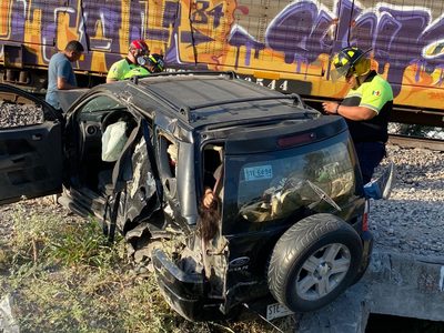 Una camioneta fue embestida por el tren; hay dos niños muertos y dos heridos, en Nuevo León