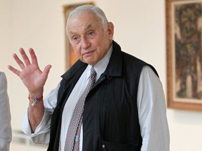 Multimillonario Les Wexner dice que Epstein fue "un estafador de primera; me engañó"