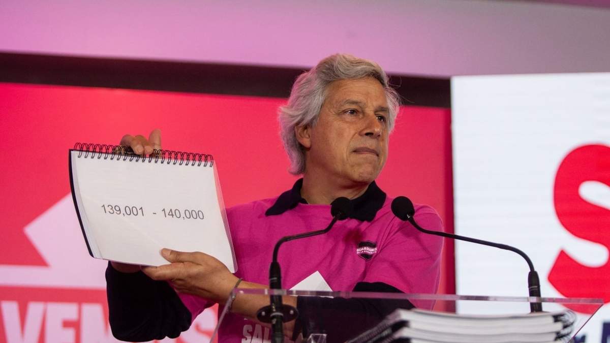 Claudio X. González presentó las firmas recolectadas en una conferencia de prensa